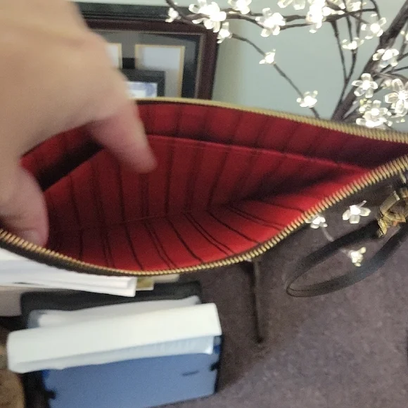 Louis Vuitton Brown Wallet with Iconic Damier Pattern - Picture 3 of 8